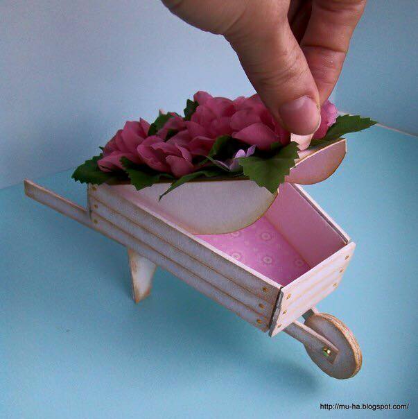 carretilla de flores con carton o cartulina