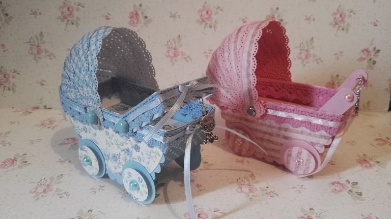 Carrito de bebé en cartón o papel