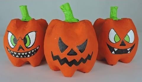 Como hacer calabazas de Halloween con botellas de plástico.