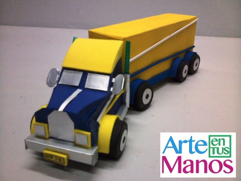Camión o trailer creado con cajas y  Material Reciclado