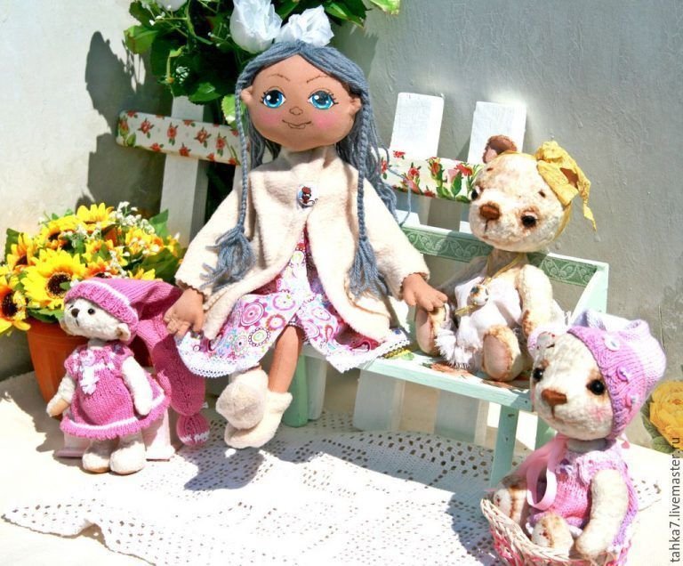 Muñeca de trapo con abrigo