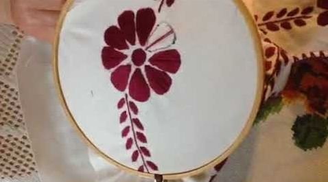 Aprende a bordar flores en blusas
