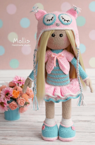 Muñeca amigurimi con sombrero de búho