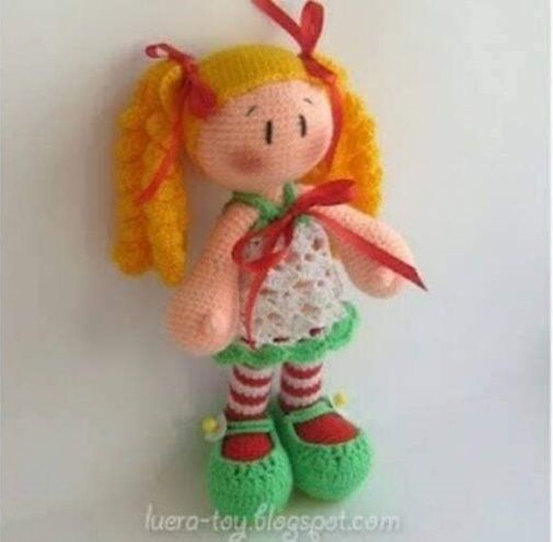 Muñeca amigurimi con coletas y medias de rayas