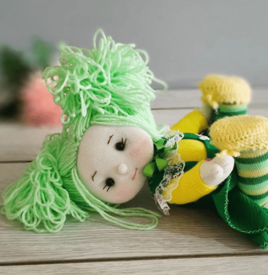 DIY Muñeca hecha de hilo y calcetines